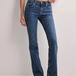 Bootcut jeans från Gina - Klassiska bootcut jeans från Gina! Använda några gånger och är lite slitet på ena benet längst ner eftersom man gått på jeansen! Inget man tänker på!