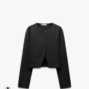 Mörkgrå croppad kofta från Zara - Mörkgrå croppad kofta från Zara med silverknappar. Koftan är endast använd ett fåtal gånger och i nyskick. 