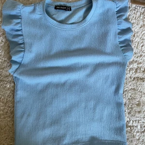 blå topp  - En jätte fin blå topp, som kan kombineras på olika sätt 