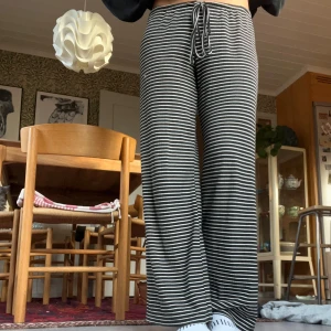 Randiga mysbyxor med snörning - Säljer mina randiga mysbrallor pga aningen för korta på mig (bra längd egentligen men vill att alla mina brallor ska gå så långt ner atg det handlar om 1mm innan jag trampar på dem…). Byxorna är raka och vida nertill i modellen. 