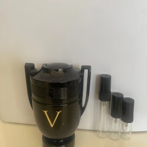 Invictus Elixir 5ML - Invictus Elixir samples: 2ML 35kr, 3ML 55kr, 5ML 95kr. Checka min profil för flera storlekar och andra parfym samples.