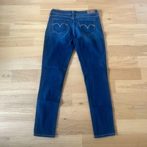 Levis Jeans  -  Ett par jeans i absolut topp skick och som dessutom har en extremt snygg tvätt. Nypriset på dessa jeans ligger på runt 1000kr. Längden på byxorna är 98cm och midjan 39cm jämför gärna med ett par egna och sen är det fritt fram att använda ”köp nu”. 