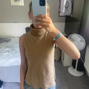 Beige stickad polo topp från zara  - Snygg beige polotopp med hög krage köpt på zara slutsåld knappt använd 