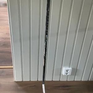 True catalyst klubba med 40 flex och vinkel t 92,5 - 2 månader gammal och den har typ knappt använts. Väldigt lätt och bra klubba. Klubban är 150 centimeter lång med tejpning eller utan om du vill.