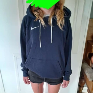 Nike hoodie - Supersnygg marinblå nike hoodie i storlek S. Skriv privat för frågor😄 Pris  kan diskuteras!