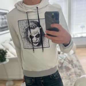 Limitato joker hoodie  - Otroligt fet hoodie, toppskick, priset kan såklart diskuteras! Storlek S men kan också passa XS 