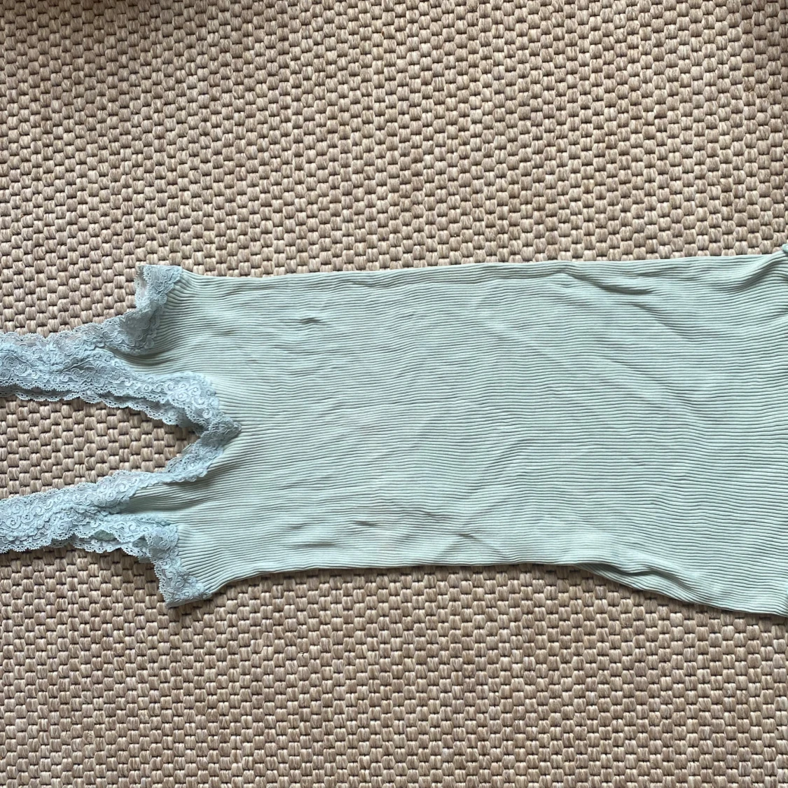 Ljusgrön ribbad linnetopp med spets - 1