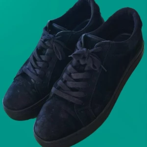 Svarta sneakers från Vagabond - Snygga svarta sneakers från Vagabond i mocka med klassisk snörning. Perfekta för en stilren look och passar till många olika outfits. Använd några få gånger. Pris kan diskuteras, ställ frågor om ni undrar något👏