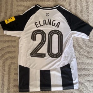 Newcastle 25/26 Elanga - Replika Newcastle tröja helt ny med tags med Elanga på ryggen. För fler bilder eller frågor tveka inte att skriva i dm. Fler tröjor i profilen. Se bio för tvätt anvisningar 