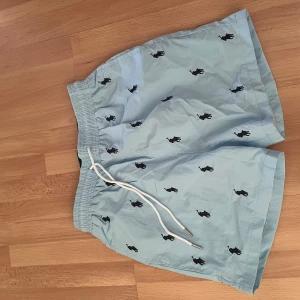 Ljusblåa bad shorts från Polo Ralph Lauren - Snygga ljusblåa bad shorts från Polo Ralph Lauren 