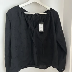 Svart blus  - Svart blus ny skick med lappen kvar. Skriv vid frågor❣️