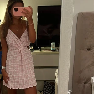 Ljusrosa/vit rutig klänning från Zara - Supersöt kort klänning i ljusrosa och vitt rutigt tyg! Slutsåld med prislappen kvar!🩷 storlek m.