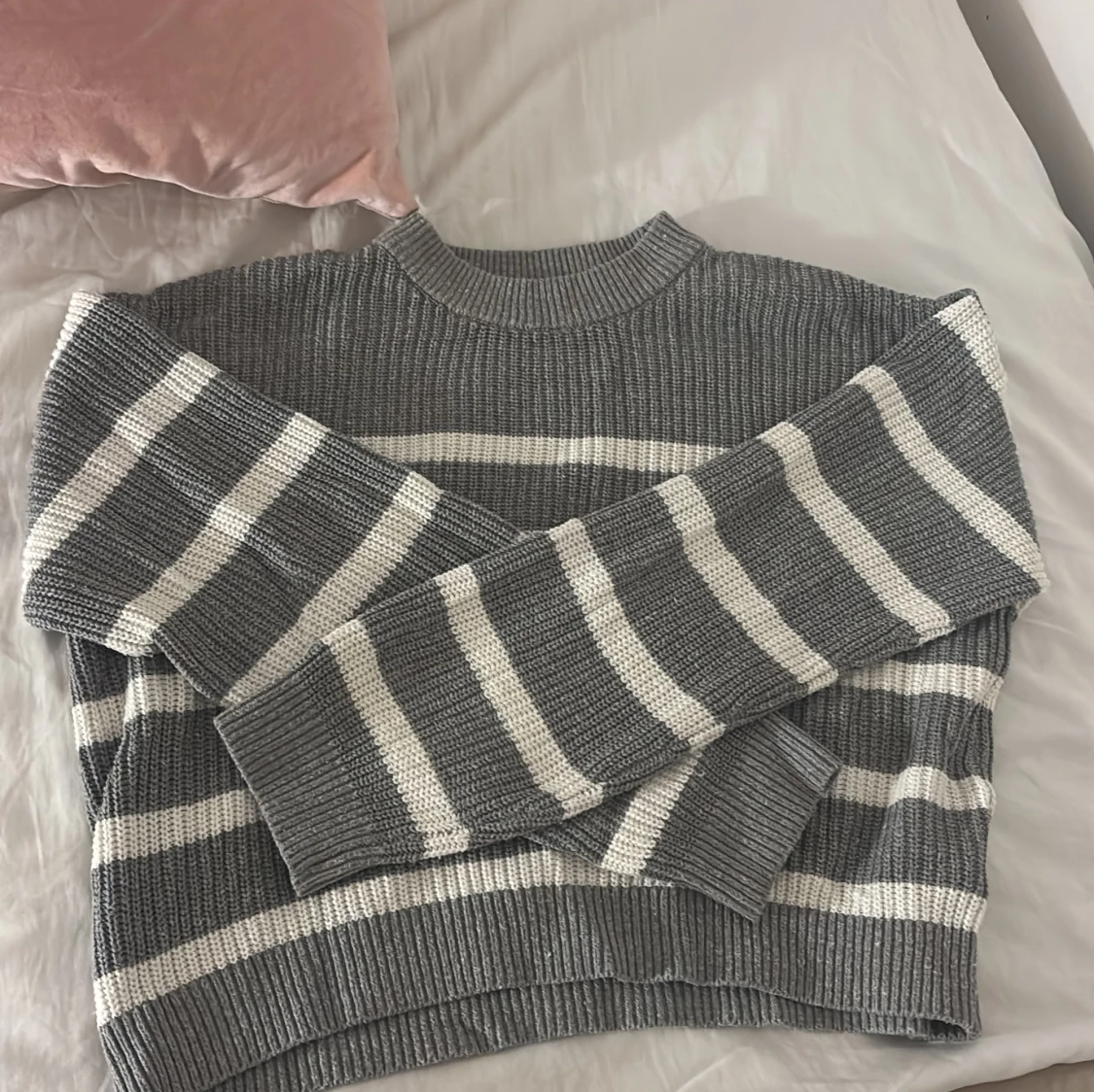 Gråvit randig stickad tröja