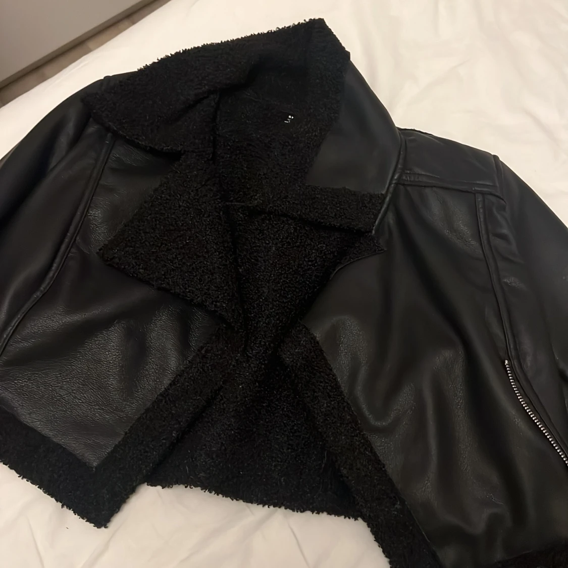 Svart teddyjacka i skinnimitation