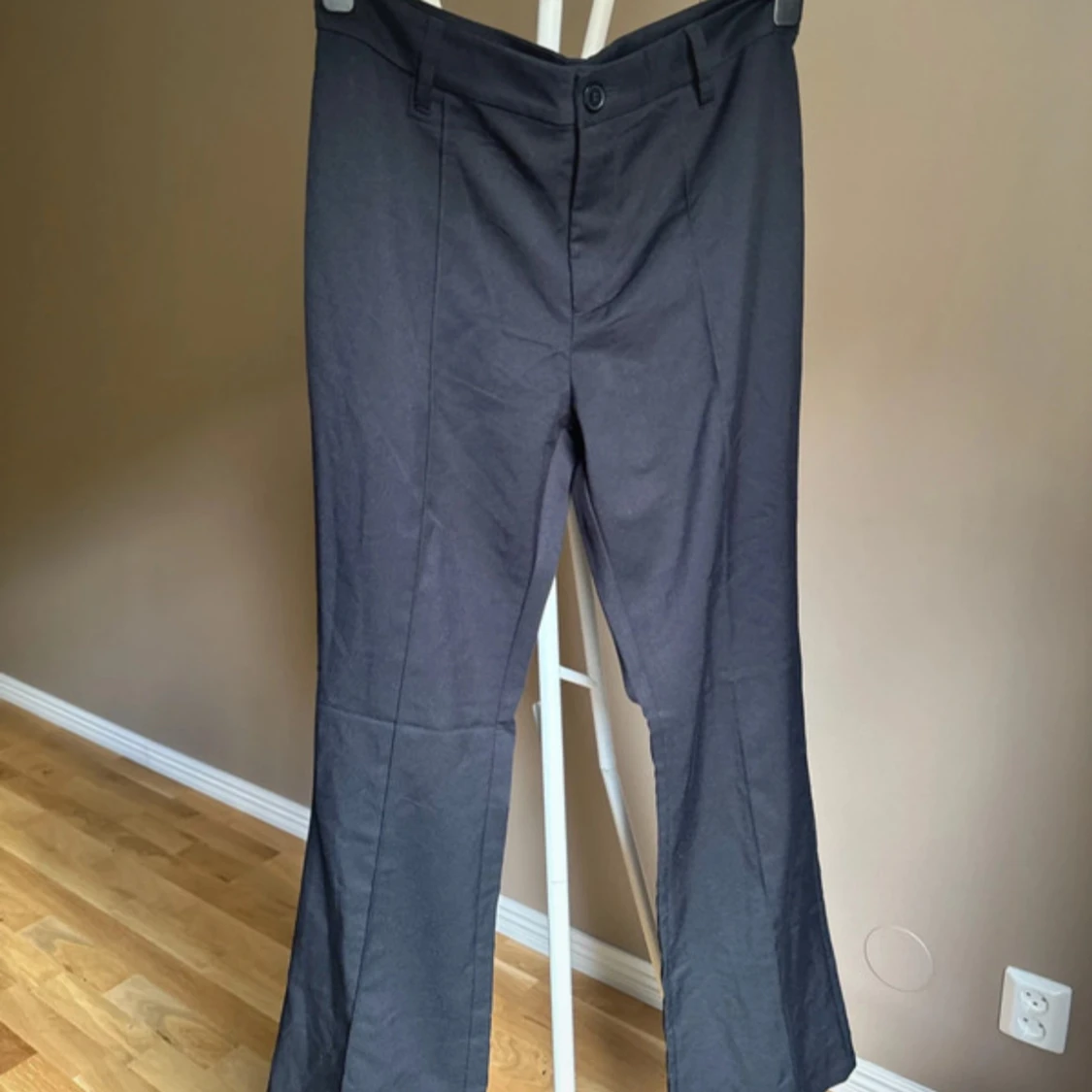 Svarta bootcut kostymbyxor H&M Divided