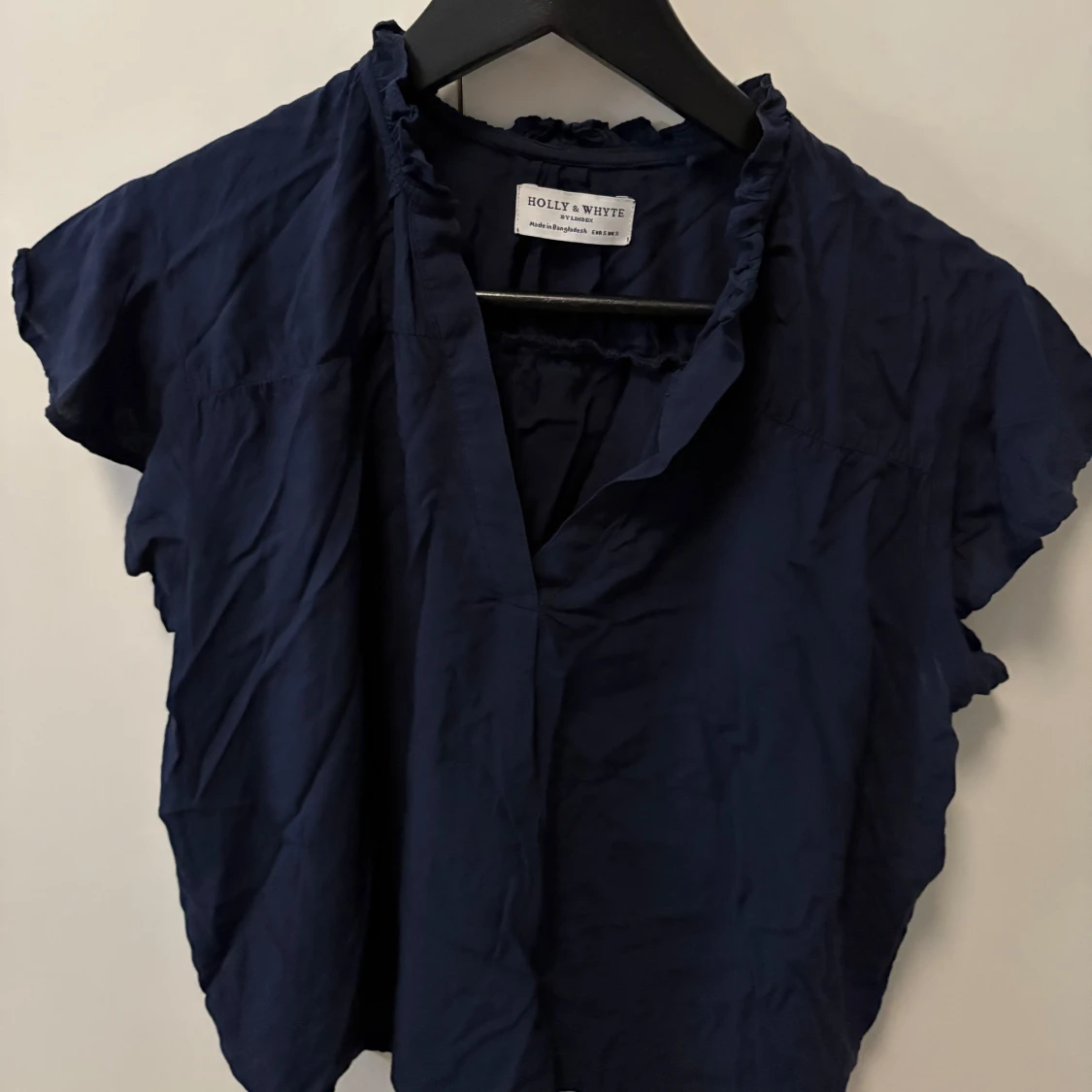 Mörkblå blus från Holly & Whyte