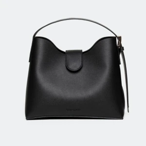 Svart axelväska från Don Donna - Stilren svart axelväska från Don Donna i slät skinnimitation. Väskan har en mjukt formad siluett, bred axelrem och lock med magnetstängning. Perfekt storlek för det viktigaste och en clean look som passar till allt.