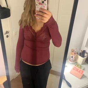 Vinröd intimissimi tröja - Säljer en vinröd tröja från intimissimi med spets eftersom den inte längre kommer till användning!💓Tröjan har ett pyttelitet hål vid ärmen som inte syns när den används☺️tvättas innan jag postar!💓