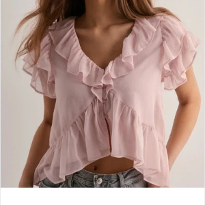 Rosa snygg volang topp - Säljer denna jätte fina toppen från Nelly då den inte kommer till så mycket användning ❤️❤️pris kan diskuteras!!