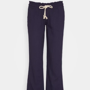 Linnebyxor från Roxy  - Superfina mörkblåa linnebyxor från märket Roxy🙌🏼🤗💓 Lågmidjade och superfin passform.