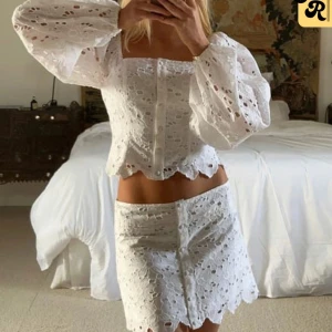 Helt nytt set från Nakd  - Superfin vitt sett med broderade blommor och puffiga långärmar. Passar helt perfekt till sommaren!! Aldrig använt och har lapparna kvar🥰nypris för båda delar är 899 kr💞