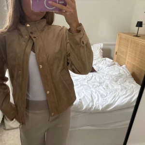 Beige mockajacka med guldknappar - Zara mocka jacka