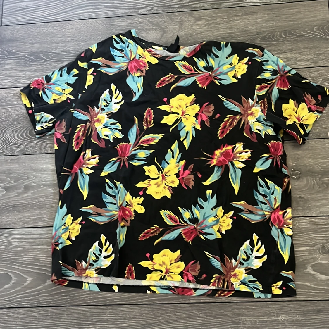 Svart blommig t-shirt med färgglada tryck