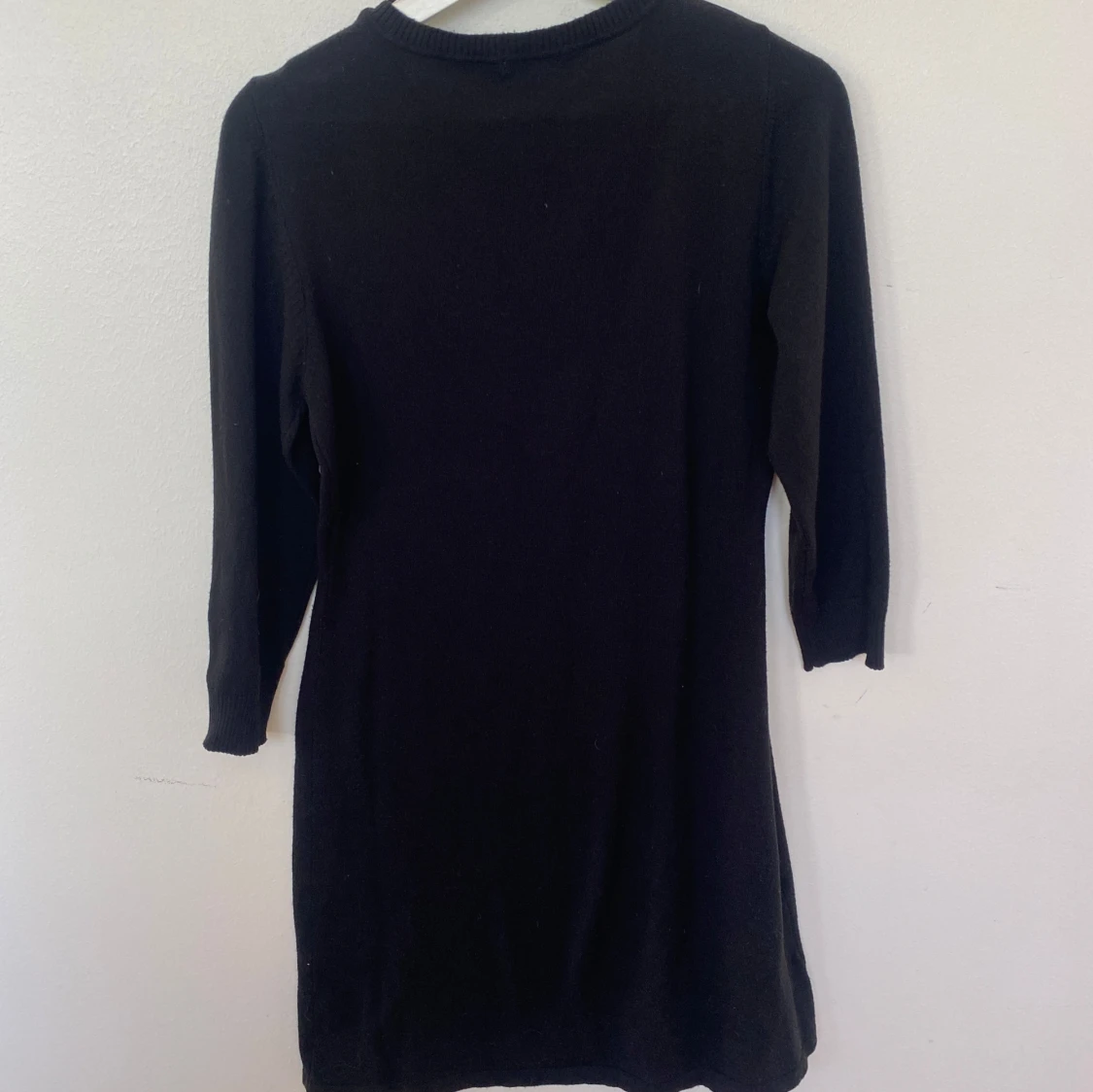 Svart stickad klänning från H&M - 1