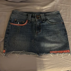 jeanskjol - säljer denna skitsnygga jeanskjol då den tyvärr inte passar längre❣️den är verkligen så snygg och unik med sina fina rosa detaljer❤️