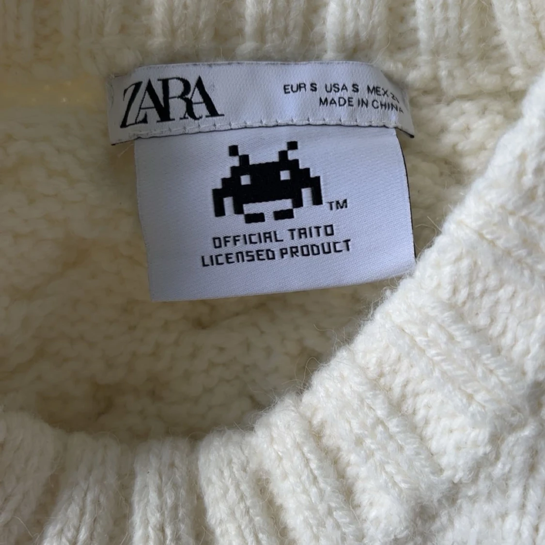 Vit stickad croppad topp Zara Space Invaders - 1