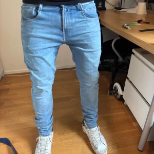 Ljusblå Replay Hyperflex jeans - W 30 L 30.                                                    Köpta i butik.                                                    Slimfit