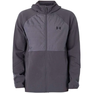 Grå vindjacka från Under Armour - Snygg grå vindjacka från Under Armour med hel dragkedja och huva. Jackan har en sportig look, diskret logga på bröstet och är perfekt för blåsiga dagar. Tillverkad i polyester och har långa ärmar med elastiska muddar.