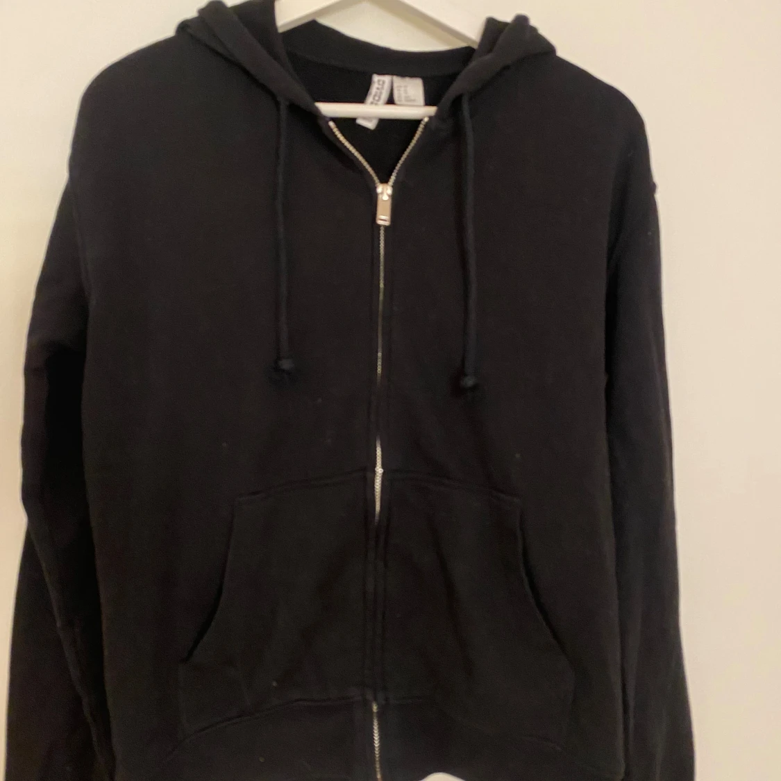 Svart hoodie med dragkedja