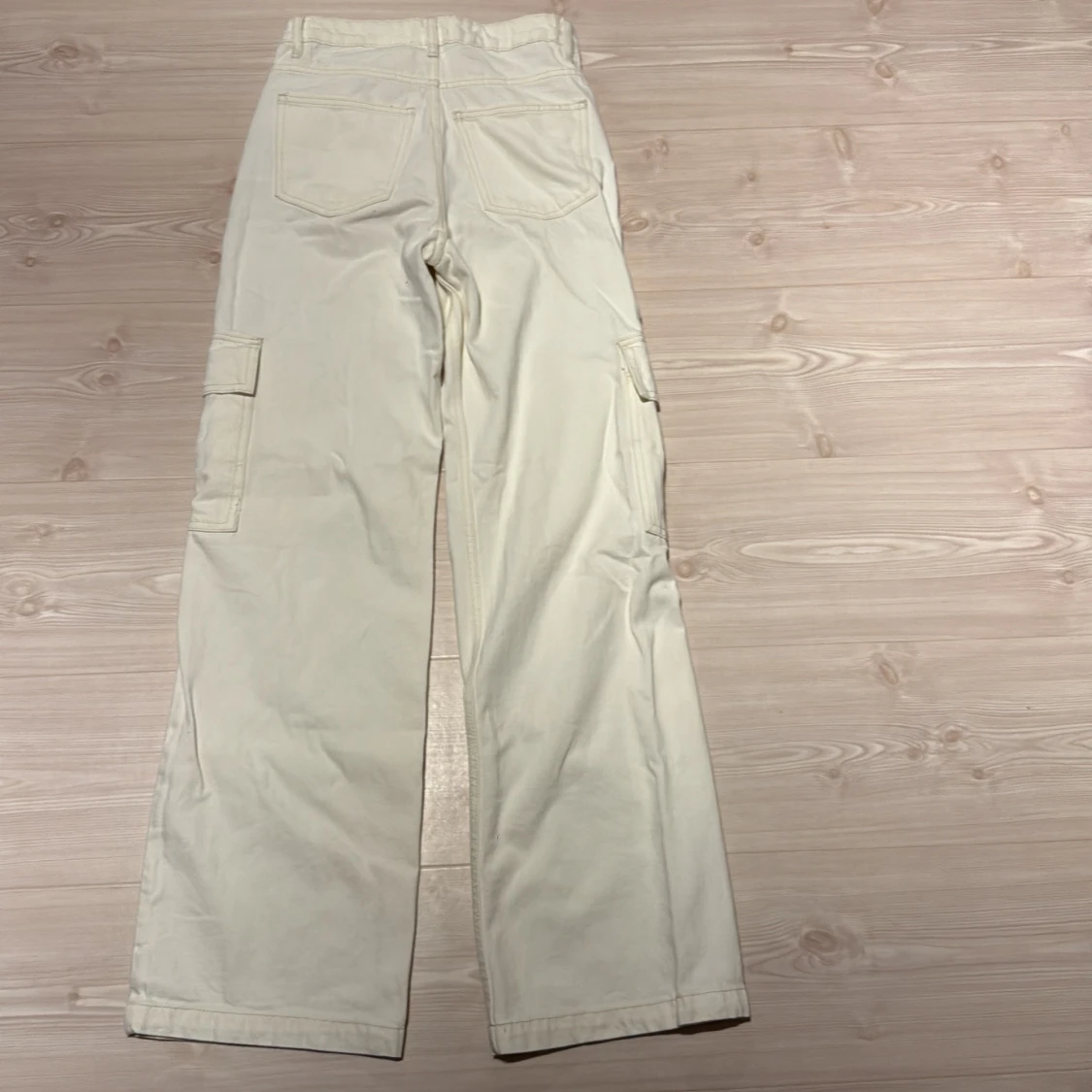 Krämvita cargojeans från ginatricot - 3