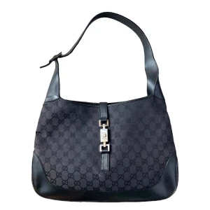 Svart axelväska från Gucci - SÖKER denna Gucci väska! Om ni har och vill sälja kan jag betala från 3500-4000 ungefär, beroende på skick. Har även en Valentino Glam lock om ni skulle vara intresserad av att byta eran väska mot den!❤️