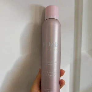 ROZE Avenue Glamorous Volumizing Dry Shampoo - Volymgivande torrschampo i en stilren, metallicrosa flaska med ljusrosa lock. Perfekt för att fräscha upp håret mellan tvättar och ge extra volym. Innehåller 250 ml (156 g/5.5 oz). Helt ny och oanvänd, slutsåld på Lyko där jag köpt den ifrån.
