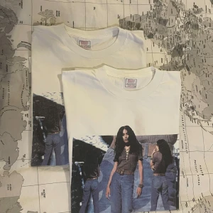 Vit t-shirt med tryck från Levi's - Vit t-shirt från Levi's med stort tryck framtill och texten 'JEANS EVOLUTION 901 CUSTOM FOR GIRLS'. Klassisk rund hals och normal passform. 2x (två st)