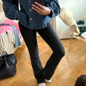Lowwaist bootcut jeans  - Så snygga lowwaist bootcut jeans från Zara🩵🩵🩵🩵 har små slitningar vid foten, därav priset🤗