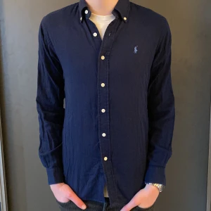 Ralph Lauren Skjorta - Säljer nu denna sköna Ralph Lauren skjorta i ett gott skick! Storleken är S kan passa M med! Nypris 1599kr❌ men säljer nu för endast 399kr✅ Hör av dig vid minsta lilla fundering 😊😊