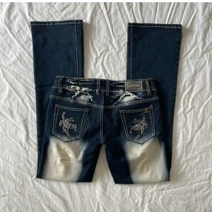 Coola jeans - Bra skick! Några få rhinestones saknas, mått: midjemått rakt över 40-44 stretch grenhöjd 20 innerbenslängd 83,5cm💗 jag är 180 och brukar ha 38/m