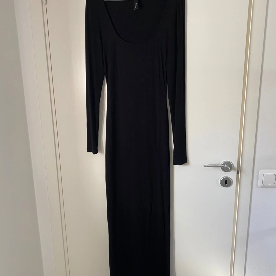 Svart långklänning med lång ärm - 1