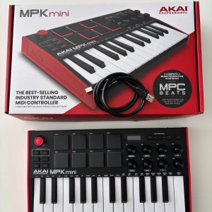 MPK Mini MIDI Akai - Köptes några månader sen till hemmastudio, men har aldrig kommit till användning. Den är i helt nytt skick, kvitto finns.