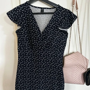 marin blå klänning med hjärtan - Använd fåtal gånger! Jättefint skick! Marinblå med vita hjärtan