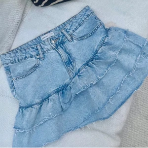 Jeanskjol med volang Gina - Jättefin jeanskjol med volang ifrån Gina. Vad jag vet är den slutsåld på hemsidan, därav priset (kan diskuteras). Endast använt 1 gång länge sedan, så i mycket bra skick. Hör av er för fler bilder!