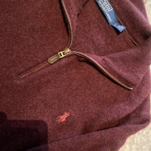 Ralph Lauren 100% ull Half Zip - Polo Ralph Lauren Half/Quarter Zip i 100% Ull. Nypris är ca 3 000 SEK. Riktigt gott skick. 