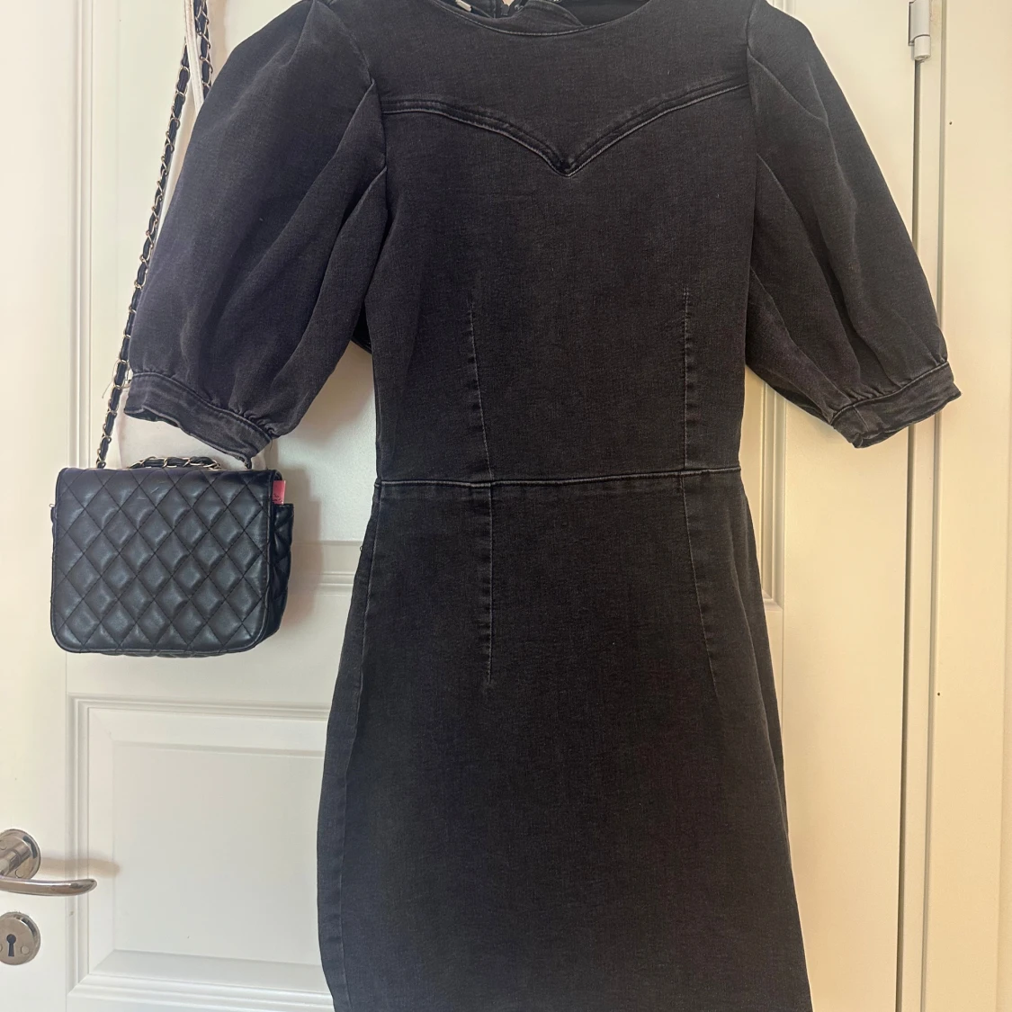 Svart jeansklänning med puffärmar