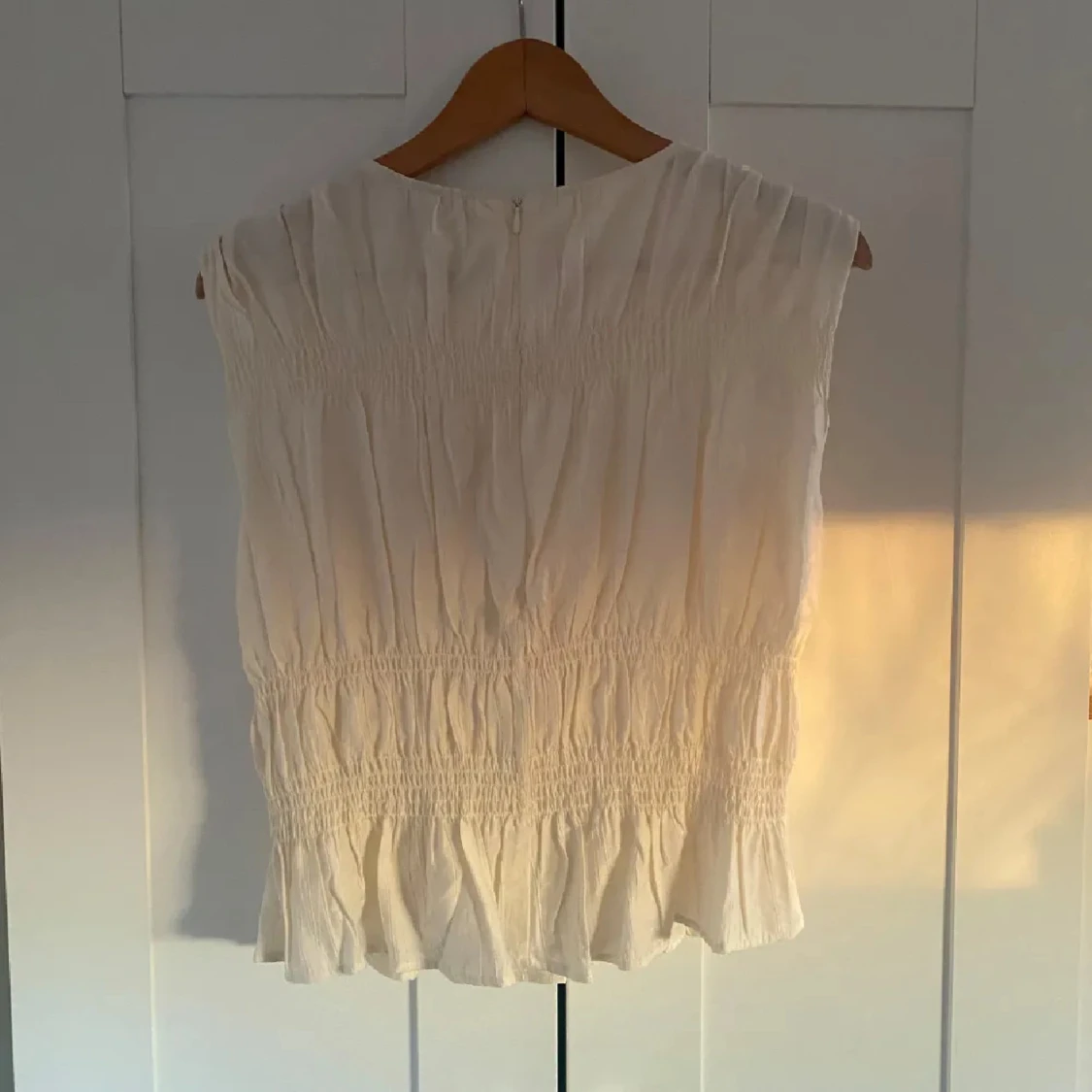 Vit blus med volangkant - 3