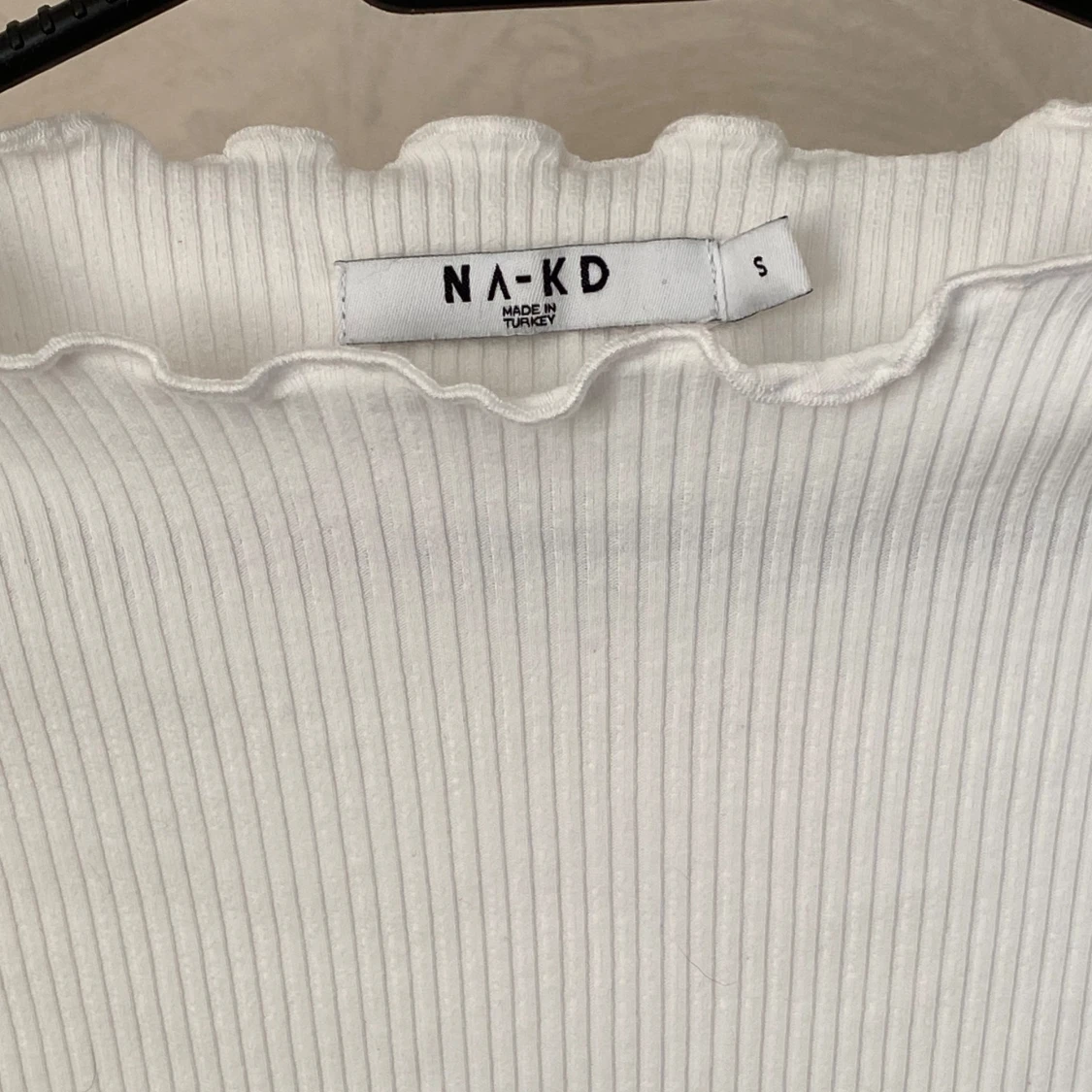 Vit ribbad topp från NA-KD - 1