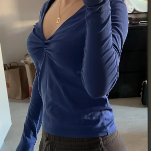 Blå långärmad topp med v-ringning  - Säljer en blå långärmad topp från Mango med djup v-ringning.💕Haft på mig den lite då och då men toppen är i perfekt kondition💕Storlek S men skulle passa både för xs/s/m då materialet är väldigt mjuk och stretchig💕💕