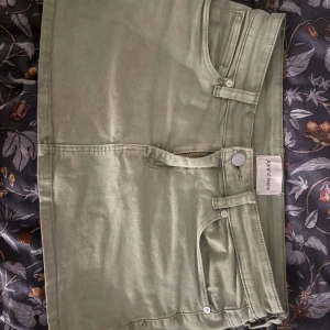 Ljusgrön jeanskjol från Asportuguesas - Snygg ljusgrön jeanskjol och perfekt till sommaren. Storlek S. Kolla in min bio innan ni köper!!💕💕